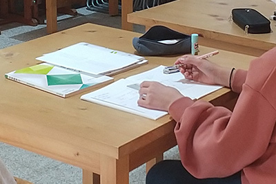 ノートに書きこもうとしている女の子の手元の写真