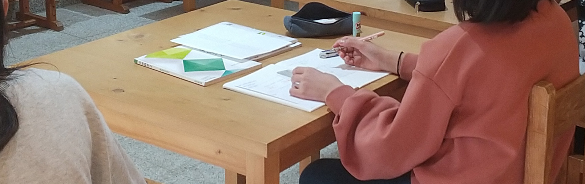 ノートに書きこもうとしている女の子の手元の写真