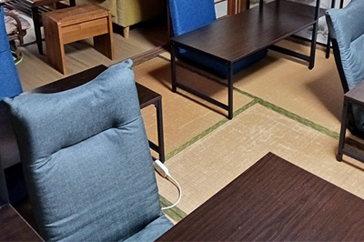 座椅子とローデスクが4席ある部屋