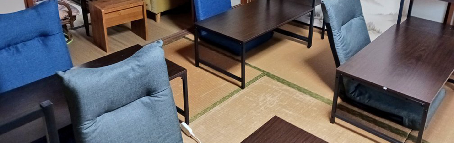座椅子とローデスクが4席ある部屋